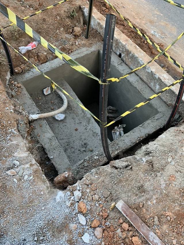 Construção de caixa subterrânea ao longo da rota